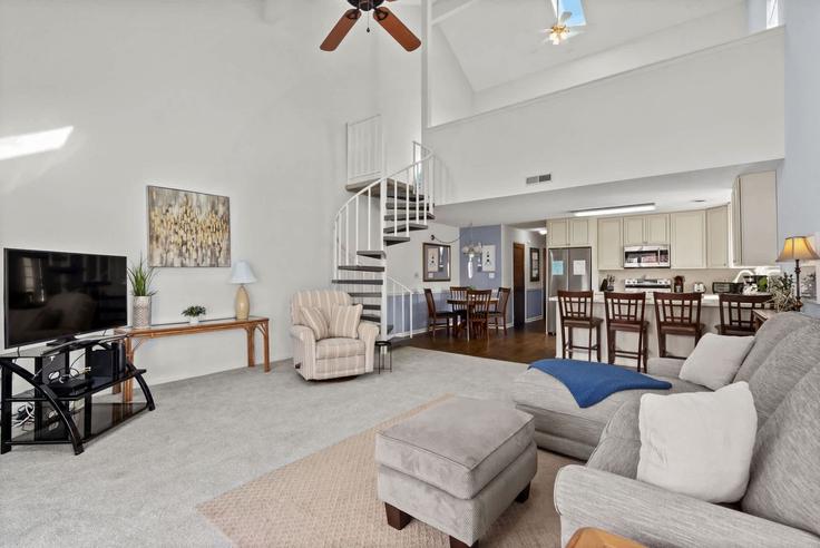 Surfside Beach, Surfside Beach에 위치한 Building Bent Grass Drive - 822b - 1459977 유닛의 세련된 인테리어가 돋보이는 거실 Surfside Beach, Surfside Beach에 위치한 Building Bent Grass Drive - 822b - 1459977 유닛의 세련된 인테리어가 돋보이는 거실