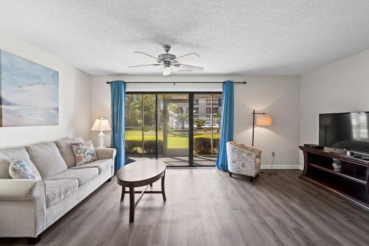 Myrtle Beach Myrtle BeachのBuilding Bent Grass Drive - 822b - 1385476のアパートメントにある、モダンな家具を備えたエレガントなデザインのリビングルーム