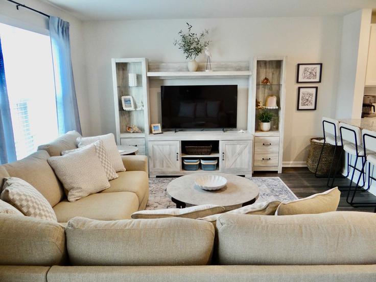 Sala de estar elegantemente projetada com móveis modernos em um apartamento no Building North Yaupon Drive - 822b - 1366315 em Surfside Beach, Surfside Beach Sala de estar elegantemente projetada com móveis modernos em um apartamento no Building North Yaupon Drive - 822b - 1366315 em Surfside Beach, Surfside Beach