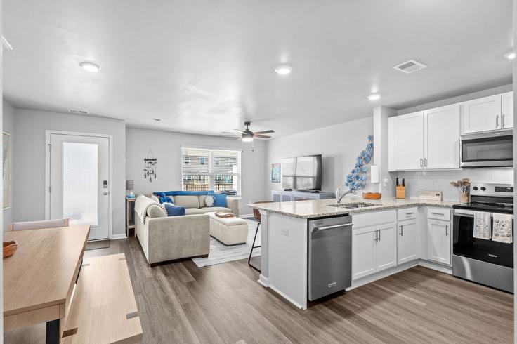 Myrtle Beach Myrtle BeachのBuilding Lake View Circle - 822b - 1467069のアパートメントにある、モダンな家具を備えたエレガントなデザインのリビングルーム