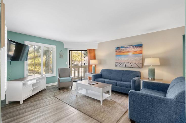 Myrtle Beach Myrtle BeachのBuilding North Ocean Boulevard - 822b - 1496952のアパートメントにある、モダンな家具を備えたエレガントなデザインのリビングルーム