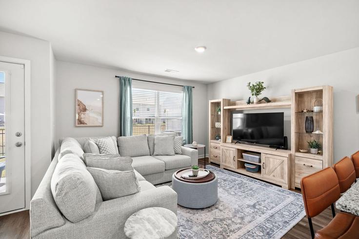 Elegant gestaltetes Wohnzimmer mit moderner Einrichtung in einer Wohnung im Building North Yaupon Drive - 822b - 1521719 in Garden City, Garden City Elegant gestaltetes Wohnzimmer mit moderner Einrichtung in einer Wohnung im Building North Yaupon Drive - 822b - 1521719 in Garden City, Garden City