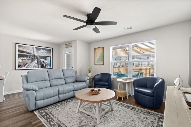 Elegant gestaltetes Wohnzimmer mit moderner Einrichtung in einer Wohnung im Building Bayou Loop - 822b - 1541777 in Garden City, Garden City Elegant gestaltetes Wohnzimmer mit moderner Einrichtung in einer Wohnung im Building Bayou Loop - 822b - 1541777 in Garden City, Garden City