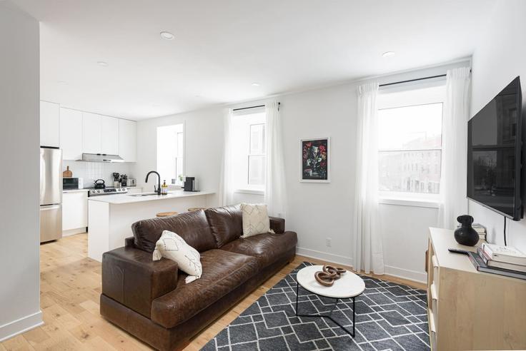 Elegante sala de estar con mobiliario moderno en un apartamento en Building Rue Notre-Dame Ouest - 9547-9267-quebec-inc - 1602009 en Southwest, Montreal