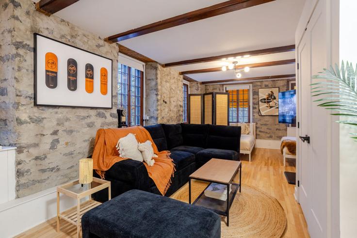 Elegant gestaltetes Wohnzimmer mit moderner Einrichtung in einer Wohnung im Building Place Jacques-Cartier - 9547-9267-quebec-inc - 1601916 in Ville-Marie, Montreal Elegant gestaltetes Wohnzimmer mit moderner Einrichtung in einer Wohnung im Building Place Jacques-Cartier - 9547-9267-quebec-inc - 1601916 in Ville-Marie, Montreal