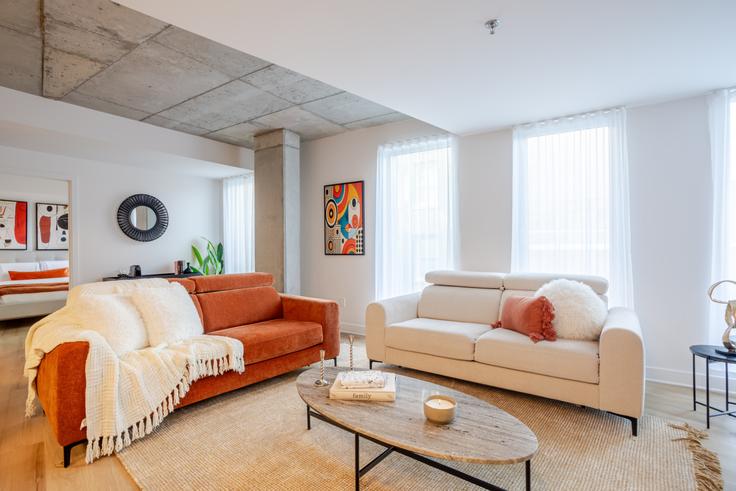Sala de estar elegantemente projetada com móveis modernos em um apartamento no Building Rue Saint-François-Xavier - 9547-9267-quebec-inc - 1601933 em Ville-Marie, Montreal Sala de estar elegantemente projetada com móveis modernos em um apartamento no Building Rue Saint-François-Xavier - 9547-9267-quebec-inc - 1601933 em Ville-Marie, Montreal