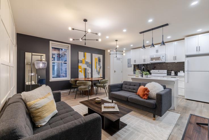 Elegante sala de estar con mobiliario moderno en un apartamento en Building Rue Saint-Urbain - 9547-9267-quebec-inc - 1602272 en Le Plateau-Mont-Royal, Montreal