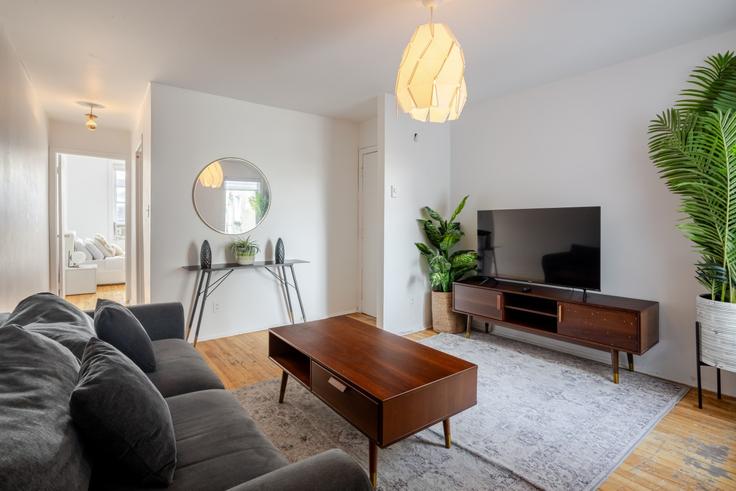 Elegante sala de estar con mobiliario moderno en un apartamento en Building Avenue Coloniale - 9547-9267-quebec-inc - 1601931 en Le Plateau-Mont-Royal, Montreal Elegante sala de estar con mobiliario moderno en un apartamento en Building Avenue Coloniale - 9547-9267-quebec-inc - 1601931 en Le Plateau-Mont-Royal, Montreal
