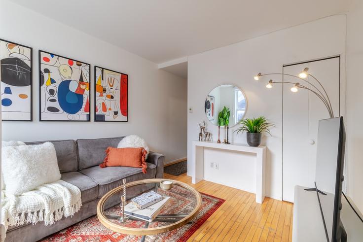 Elegante sala de estar con mobiliario moderno en un apartamento en Building Avenue Coloniale - 9547-9267-quebec-inc - 1602276 en Le Plateau-Mont-Royal, Montreal Elegante sala de estar con mobiliario moderno en un apartamento en Building Avenue Coloniale - 9547-9267-quebec-inc - 1602276 en Le Plateau-Mont-Royal, Montreal