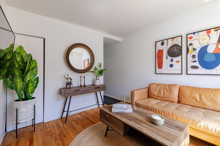 Elegant gestaltetes Wohnzimmer mit moderner Einrichtung in einer Wohnung im Building Avenue Coloniale - 9547-9267-quebec-inc - 1601923 in Le Plateau-Mont-Royal, Montreal
