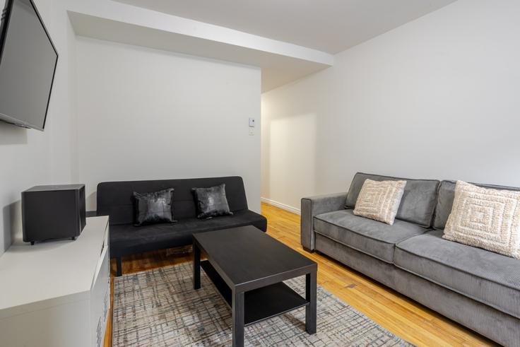 Le Plateau-Mont-Royal, Montreal에 위치한 Building Avenue Coloniale - 9547-9267-quebec-inc - 1602273 유닛의 세련된 인테리어가 돋보이는 거실 Le Plateau-Mont-Royal, Montreal에 위치한 Building Avenue Coloniale - 9547-9267-quebec-inc - 1602273 유닛의 세련된 인테리어가 돋보이는 거실