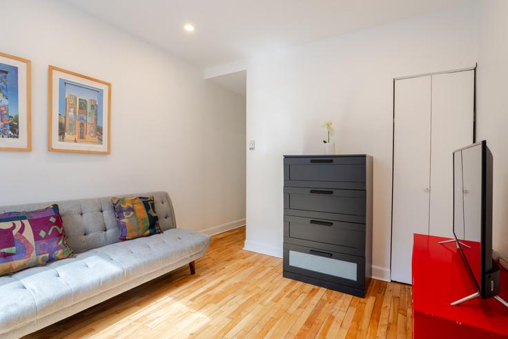 Elegante sala de estar con mobiliario moderno en un apartamento en Building Avenue Coloniale - 9547-9267-quebec-inc - 1601953 en Le Plateau-Mont-Royal, Montreal Elegante sala de estar con mobiliario moderno en un apartamento en Building Avenue Coloniale - 9547-9267-quebec-inc - 1601953 en Le Plateau-Mont-Royal, Montreal