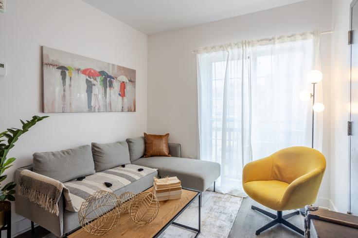 Elegante sala de estar con mobiliario moderno en un apartamento en Building Rue Barré - 9547-9267-quebec-inc - 1601924 en Southwest, Montreal Elegante sala de estar con mobiliario moderno en un apartamento en Building Rue Barré - 9547-9267-quebec-inc - 1601924 en Southwest, Montreal