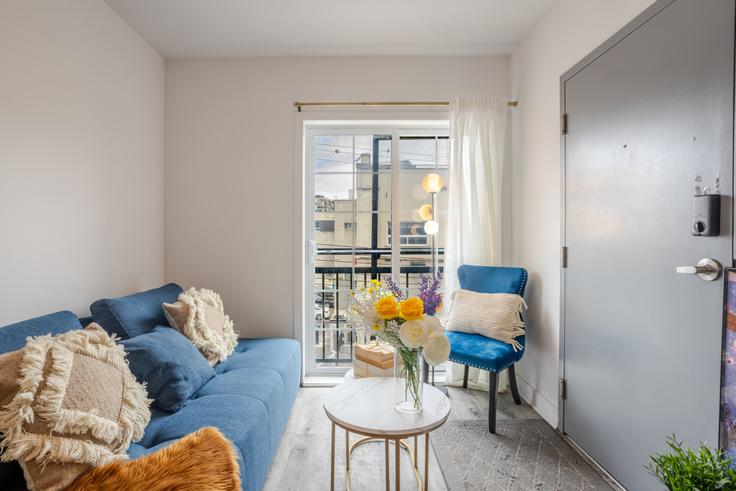 Southwest, Montreal에 위치한 Building Rue Barré - 9547-9267-quebec-inc - 1601935 유닛의 세련된 인테리어가 돋보이는 거실