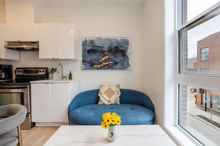 Montreal Ville-MarieのBuilding Rue Panet - 9547-9267-quebec-inc - 1602044のアパートメントにある、モダンな家具を備えたエレガントなデザインのリビングルーム Montreal Ville-MarieのBuilding Rue Panet - 9547-9267-quebec-inc - 1602044のアパートメントにある、モダンな家具を備えたエレガントなデザインのリビングルーム