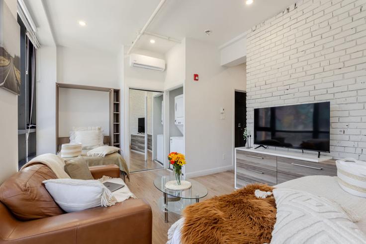 Salle de séjour élégante avec mobilier moderne dans un appartement à Building Rue Bishop - 9547-9267-quebec-inc - 1602284 à Ville-Marie, Montreal Salle de séjour élégante avec mobilier moderne dans un appartement à Building Rue Bishop - 9547-9267-quebec-inc - 1602284 à Ville-Marie, Montreal