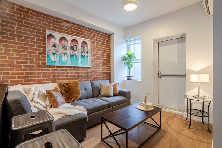 Elegant gestaltetes Wohnzimmer mit moderner Einrichtung in einer Wohnung im Building Rue Bishop - 9547-9267-quebec-inc - 1601978 in Ville-Marie, Montreal Elegant gestaltetes Wohnzimmer mit moderner Einrichtung in einer Wohnung im Building Rue Bishop - 9547-9267-quebec-inc - 1601978 in Ville-Marie, Montreal