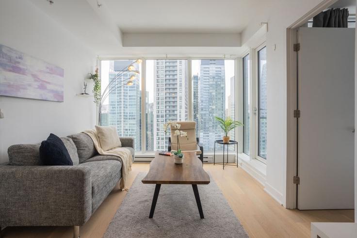 Elegante sala de estar con mobiliario moderno en un apartamento en Building Rue Saint-Antoine Ouest - 9547-9267-quebec-inc - 1602240 en Ville-Marie, Montreal Elegante sala de estar con mobiliario moderno en un apartamento en Building Rue Saint-Antoine Ouest - 9547-9267-quebec-inc - 1602240 en Ville-Marie, Montreal