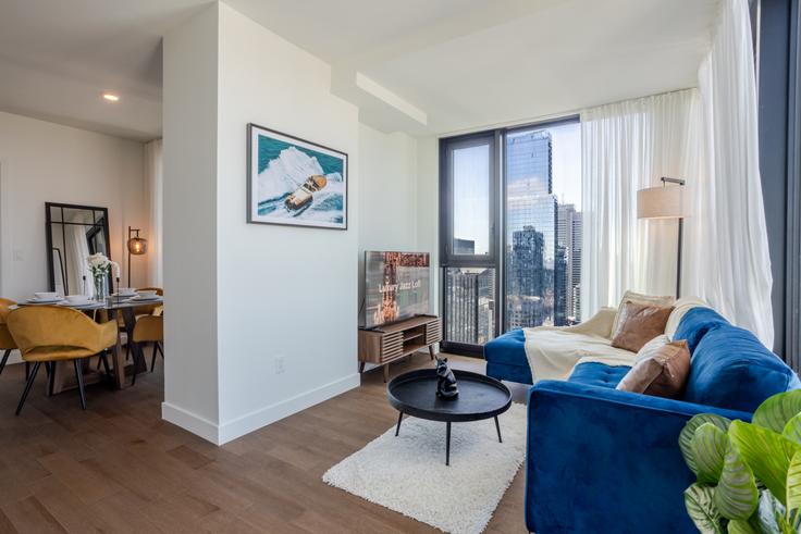 Sala de estar elegantemente projetada com móveis modernos em um apartamento no Building Rue Jeanne-Mance - 9547-9267-quebec-inc - 1601979 em Ville-Marie, Montreal Sala de estar elegantemente projetada com móveis modernos em um apartamento no Building Rue Jeanne-Mance - 9547-9267-quebec-inc - 1601979 em Ville-Marie, Montreal