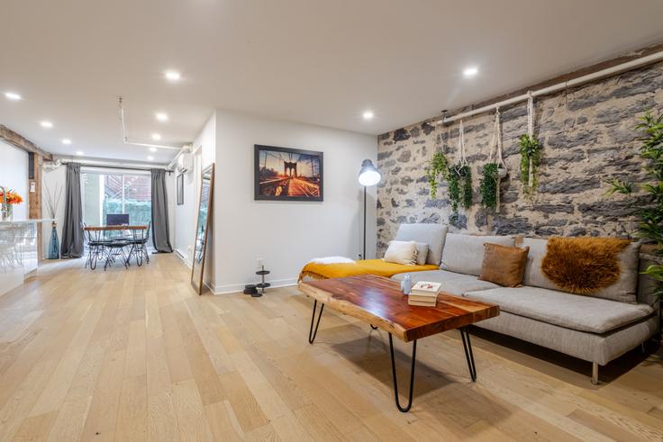 Building Rue William - 9547-9267-quebec-inc - 1602056 adresindeki bir dairede modern mobilyalarla zarif bir şekilde tasarlanmış oturma odası Ville-Marie, Montreal Building Rue William - 9547-9267-quebec-inc - 1602056 adresindeki bir dairede modern mobilyalarla zarif bir şekilde tasarlanmış oturma odası Ville-Marie, Montreal