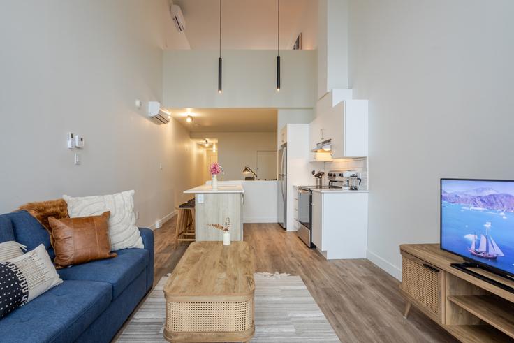Building Rue Saint-Hubert - 9547-9267-quebec-inc - 1602244 adresindeki bir dairede modern mobilyalarla zarif bir şekilde tasarlanmış oturma odası Rosemont-La Petite-Patrie, Montreal