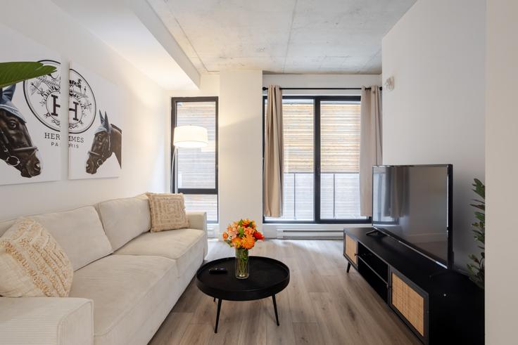 Salle de séjour élégante avec mobilier moderne dans un appartement à Building Rue Saint-Henri - 9547-9267-quebec-inc - 1602246 à Ville-Marie, Montreal Salle de séjour élégante avec mobilier moderne dans un appartement à Building Rue Saint-Henri - 9547-9267-quebec-inc - 1602246 à Ville-Marie, Montreal