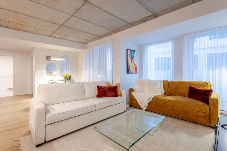 Elegante sala de estar con mobiliario moderno en un apartamento en Building Rue Saint-François-Xavier - 9547-9267-quebec-inc - 1602286 en Ville-Marie, Montreal