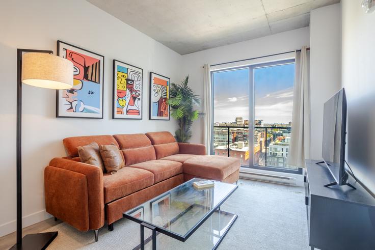 Elegant gestaltetes Wohnzimmer mit moderner Einrichtung in einer Wohnung im Building Rue Saint-Henri - 9547-9267-quebec-inc - 1602000 in Ville-Marie, Montreal Elegant gestaltetes Wohnzimmer mit moderner Einrichtung in einer Wohnung im Building Rue Saint-Henri - 9547-9267-quebec-inc - 1602000 in Ville-Marie, Montreal