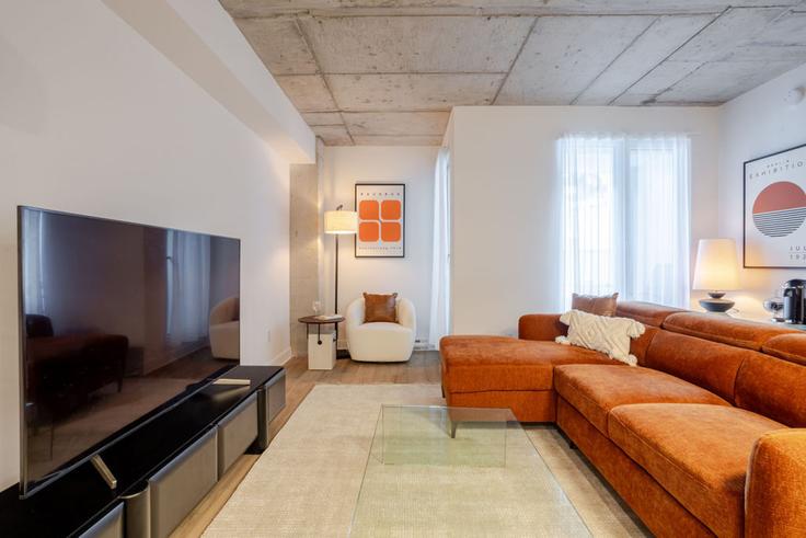 Elegante sala de estar con mobiliario moderno en un apartamento en Building Rue Saint-François-Xavier - 9547-9267-quebec-inc - 1602002 en Ville-Marie, Montreal