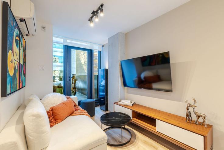 Montreal Ville-MarieのBuilding Rue Mackay - 9547-9267-quebec-inc - 1602207のアパートメントにある、モダンな家具を備えたエレガントなデザインのリビングルーム Montreal Ville-MarieのBuilding Rue Mackay - 9547-9267-quebec-inc - 1602207のアパートメントにある、モダンな家具を備えたエレガントなデザインのリビングルーム