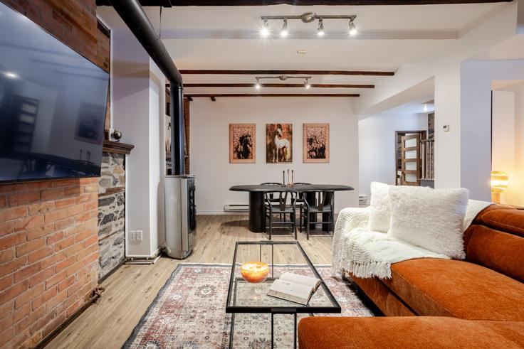 Salle de séjour élégante avec mobilier moderne dans un appartement à Building Rue Baile - 9547-9267-quebec-inc - 1602016 à Ville-Marie, Montreal