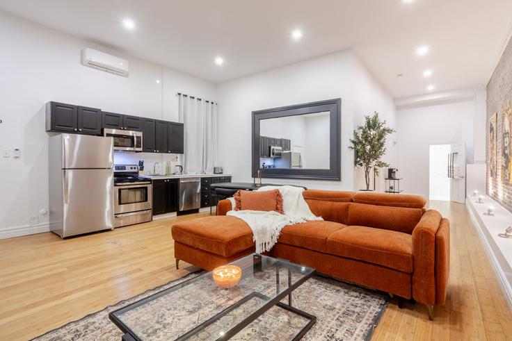 Elegant gestaltetes Wohnzimmer mit moderner Einrichtung in einer Wohnung im Building Rue Notre-Dame Ouest - 9547-9267-quebec-inc - 1602248 in Ville-Marie, Montreal Elegant gestaltetes Wohnzimmer mit moderner Einrichtung in einer Wohnung im Building Rue Notre-Dame Ouest - 9547-9267-quebec-inc - 1602248 in Ville-Marie, Montreal