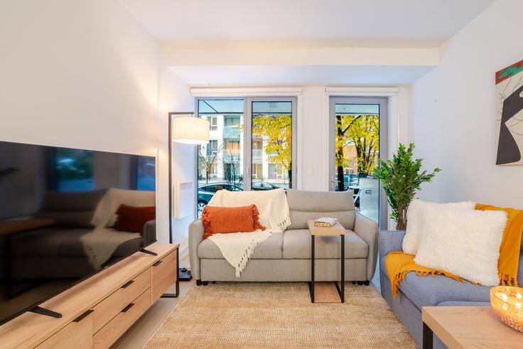 Salle de séjour élégante avec mobilier moderne dans un appartement à Building Rue Mackay - 9547-9267-quebec-inc - 1602017 à Ville-Marie, Montreal