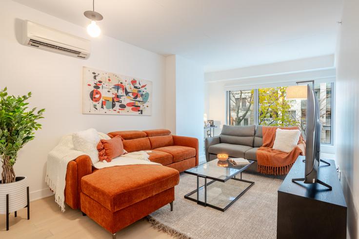 Salle de séjour élégante avec mobilier moderne dans un appartement à Building Rue Mackay - 9547-9267-quebec-inc - 1602031 à Ville-Marie, Montreal Salle de séjour élégante avec mobilier moderne dans un appartement à Building Rue Mackay - 9547-9267-quebec-inc - 1602031 à Ville-Marie, Montreal