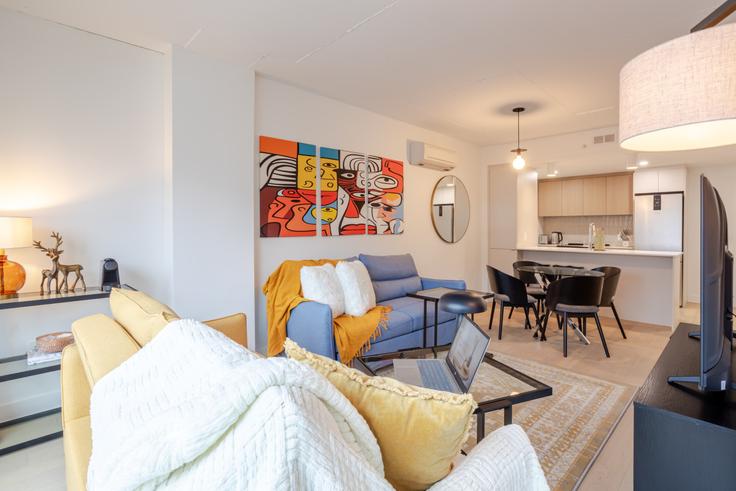 Salle de séjour élégante avec mobilier moderne dans un appartement à Building Rue Mackay - 9547-9267-quebec-inc - 1602021 à Ville-Marie, Montreal Salle de séjour élégante avec mobilier moderne dans un appartement à Building Rue Mackay - 9547-9267-quebec-inc - 1602021 à Ville-Marie, Montreal