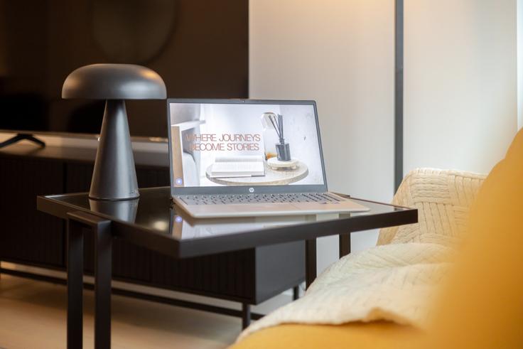 Sala de estar elegantemente projetada com móveis modernos em um apartamento no Building Rue Mackay - 9547-9267-quebec-inc - 1602025 em Ville-Marie, Montreal Sala de estar elegantemente projetada com móveis modernos em um apartamento no Building Rue Mackay - 9547-9267-quebec-inc - 1602025 em Ville-Marie, Montreal