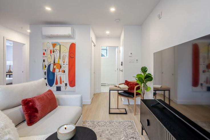 Ville-Marie, Montreal에 위치한 Building Rue Sainte-Catherine Ouest - 9547-9267-quebec-inc - 1602033 유닛의 세련된 인테리어가 돋보이는 거실 Ville-Marie, Montreal에 위치한 Building Rue Sainte-Catherine Ouest - 9547-9267-quebec-inc - 1602033 유닛의 세련된 인테리어가 돋보이는 거실