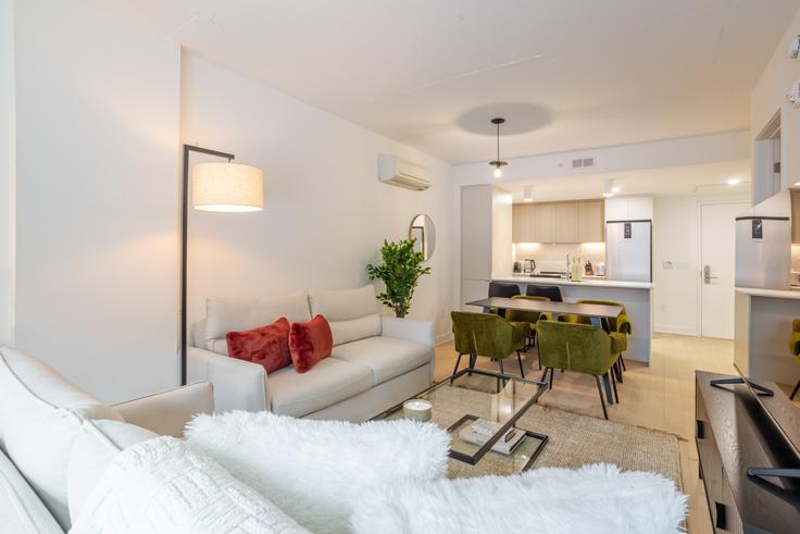 Salle de séjour élégante avec mobilier moderne dans un appartement à Building Rue Mackay - 9547-9267-quebec-inc - 1602030 à Ville-Marie, Montreal Salle de séjour élégante avec mobilier moderne dans un appartement à Building Rue Mackay - 9547-9267-quebec-inc - 1602030 à Ville-Marie, Montreal