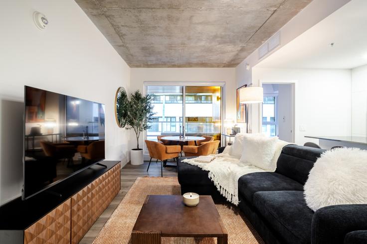 Salle de séjour élégante avec mobilier moderne dans un appartement à Building Rue Ottawa - 9547-9267-quebec-inc - 1602035 à Southwest, Montreal Salle de séjour élégante avec mobilier moderne dans un appartement à Building Rue Ottawa - 9547-9267-quebec-inc - 1602035 à Southwest, Montreal