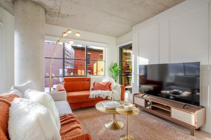 Ville-Marie, Montreal에 위치한 Building Rue Wellington - 9547-9267-quebec-inc - 1602068 유닛의 세련된 인테리어가 돋보이는 거실 Ville-Marie, Montreal에 위치한 Building Rue Wellington - 9547-9267-quebec-inc - 1602068 유닛의 세련된 인테리어가 돋보이는 거실
