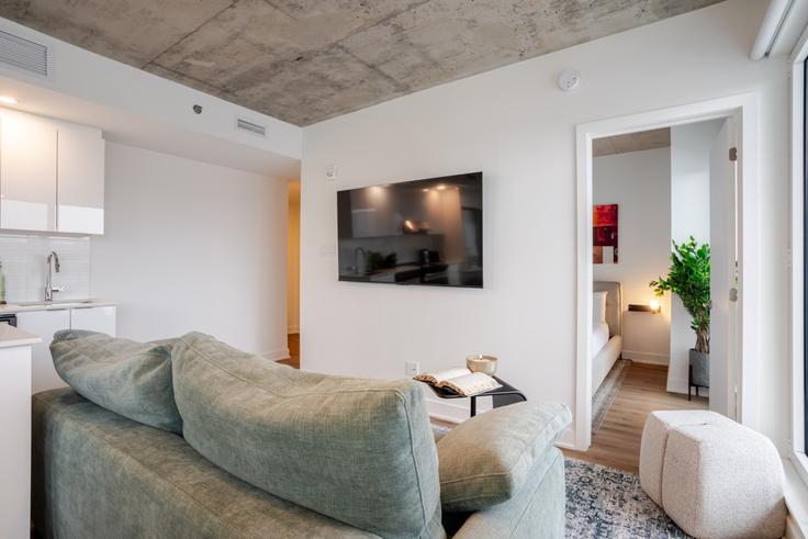 Montreal Ville-MarieのBuilding Rue Saint-Hubert - 9547-9267-quebec-inc - 1602058のアパートメントにある、モダンな家具を備えたエレガントなデザインのリビングルーム Montreal Ville-MarieのBuilding Rue Saint-Hubert - 9547-9267-quebec-inc - 1602058のアパートメントにある、モダンな家具を備えたエレガントなデザインのリビングルーム