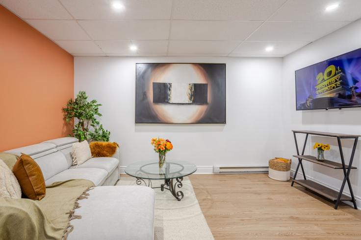 Ville-Marie, Montreal에 위치한 Building Rue Mansfield - 9547-9267-quebec-inc - 1602085 유닛의 세련된 인테리어가 돋보이는 거실 Ville-Marie, Montreal에 위치한 Building Rue Mansfield - 9547-9267-quebec-inc - 1602085 유닛의 세련된 인테리어가 돋보이는 거실
