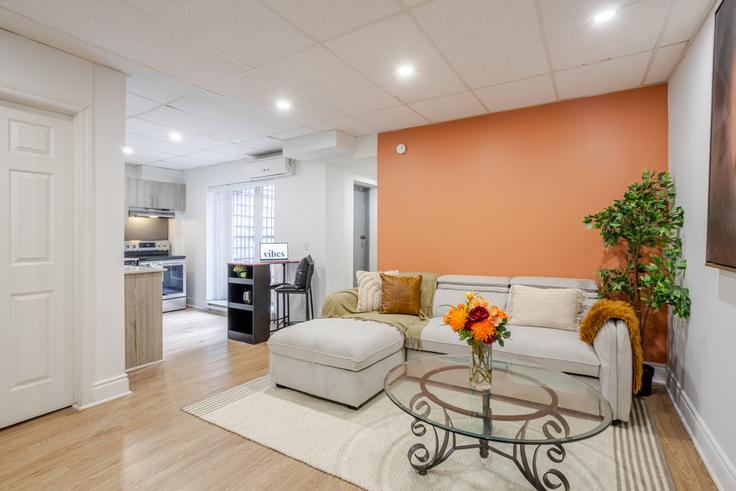 Ville-Marie, Montreal에 위치한 Building Rue Mansfield - 9547-9267-quebec-inc - 1602085 유닛의 세련된 인테리어가 돋보이는 거실 Ville-Marie, Montreal에 위치한 Building Rue Mansfield - 9547-9267-quebec-inc - 1602085 유닛의 세련된 인테리어가 돋보이는 거실