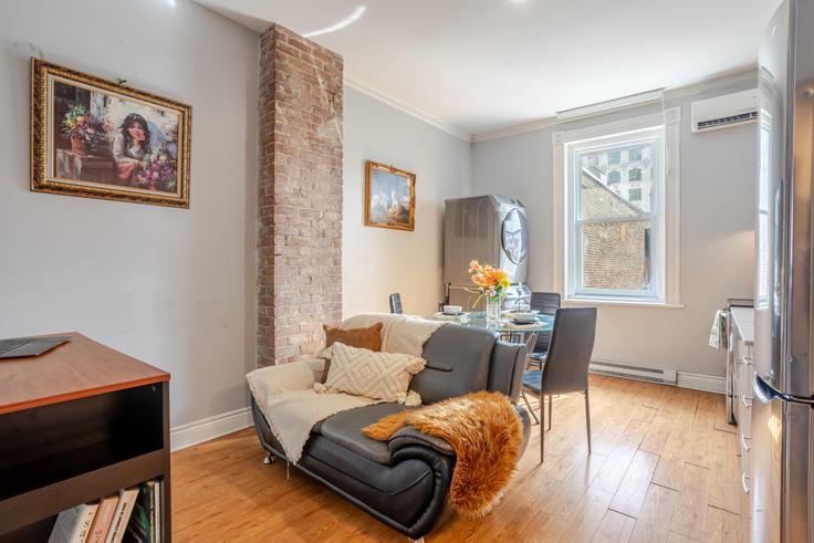 Ville-Marie, Montreal에 위치한 Building Rue Mansfield - 9547-9267-quebec-inc - 1602099 유닛의 세련된 인테리어가 돋보이는 거실 Ville-Marie, Montreal에 위치한 Building Rue Mansfield - 9547-9267-quebec-inc - 1602099 유닛의 세련된 인테리어가 돋보이는 거실