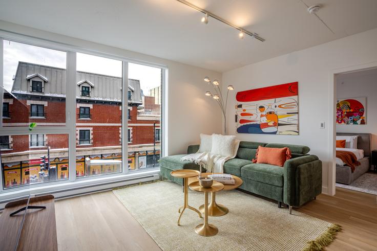 Ville-Marie, Montreal에 위치한 Building Avenue Papineau - 9547-9267-quebec-inc - 1602176 유닛의 세련된 인테리어가 돋보이는 거실 Ville-Marie, Montreal에 위치한 Building Avenue Papineau - 9547-9267-quebec-inc - 1602176 유닛의 세련된 인테리어가 돋보이는 거실