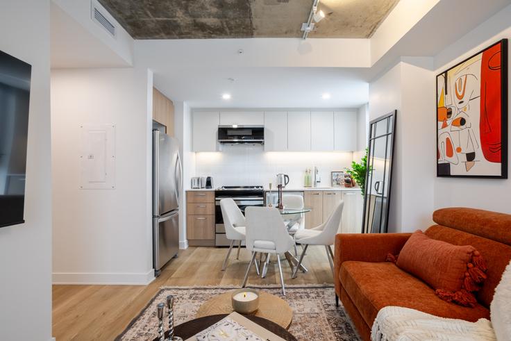 Building Avenue Papineau - 9547-9267-quebec-inc - 1602175 adresindeki bir dairede modern mobilyalarla zarif bir şekilde tasarlanmış oturma odası Ville-Marie, Montreal Building Avenue Papineau - 9547-9267-quebec-inc - 1602175 adresindeki bir dairede modern mobilyalarla zarif bir şekilde tasarlanmış oturma odası Ville-Marie, Montreal