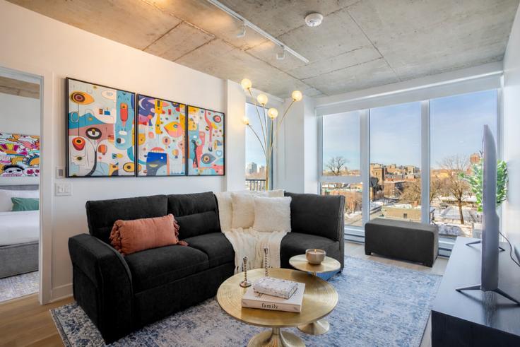 Montreal Ville-MarieのBuilding Avenue Papineau - 9547-9267-quebec-inc - 1602189のアパートメントにある、モダンな家具を備えたエレガントなデザインのリビングルーム Montreal Ville-MarieのBuilding Avenue Papineau - 9547-9267-quebec-inc - 1602189のアパートメントにある、モダンな家具を備えたエレガントなデザインのリビングルーム