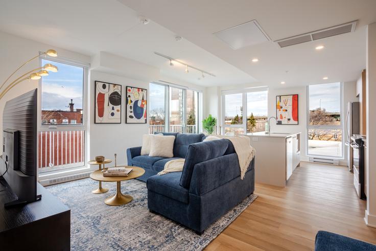 Ville-Marie, Montreal에 위치한 Building Avenue Papineau - 9547-9267-quebec-inc - 1602254 유닛의 세련된 인테리어가 돋보이는 거실 Ville-Marie, Montreal에 위치한 Building Avenue Papineau - 9547-9267-quebec-inc - 1602254 유닛의 세련된 인테리어가 돋보이는 거실