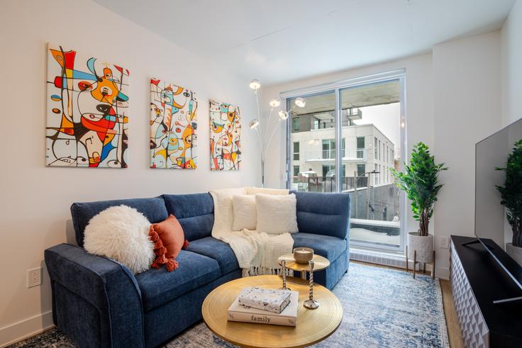 Montreal Ville-MarieのBuilding Avenue Papineau - 9547-9267-quebec-inc - 1602206のアパートメントにある、モダンな家具を備えたエレガントなデザインのリビングルーム Montreal Ville-MarieのBuilding Avenue Papineau - 9547-9267-quebec-inc - 1602206のアパートメントにある、モダンな家具を備えたエレガントなデザインのリビングルーム