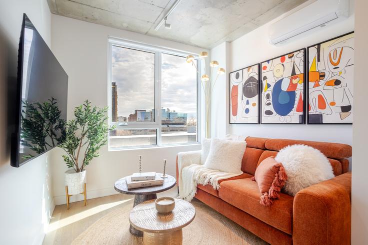 Ville-Marie, Montreal에 위치한 Building Avenue Papineau - 9547-9267-quebec-inc - 1602294 유닛의 세련된 인테리어가 돋보이는 거실 Ville-Marie, Montreal에 위치한 Building Avenue Papineau - 9547-9267-quebec-inc - 1602294 유닛의 세련된 인테리어가 돋보이는 거실